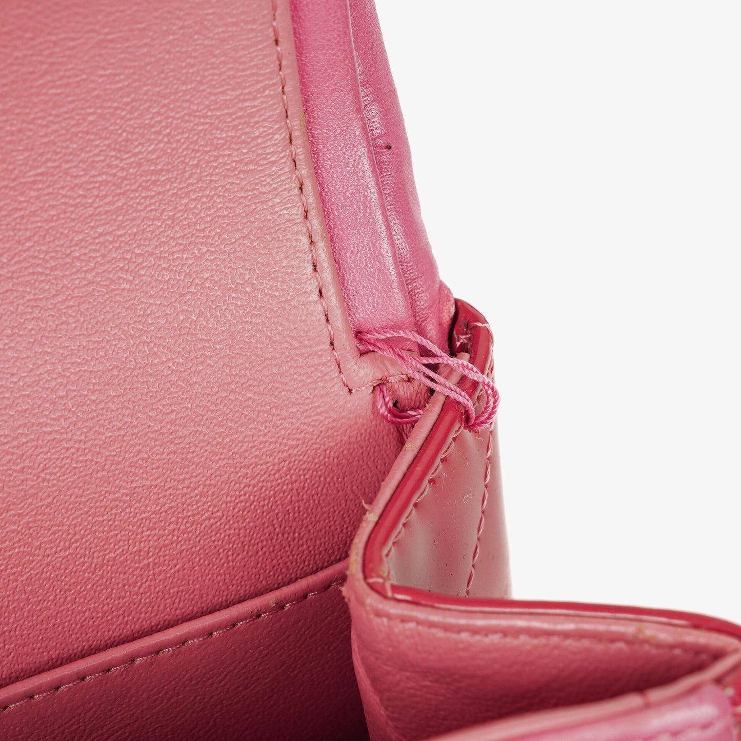 Chanel Jumbo Classic Double Flap Tasche aus gestepptem Lackleder mit silberfarbenen Beschlägen