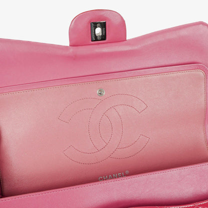 Chanel Jumbo Classic Double Flap Tasche aus gestepptem Lackleder mit silberfarbenen Beschlägen