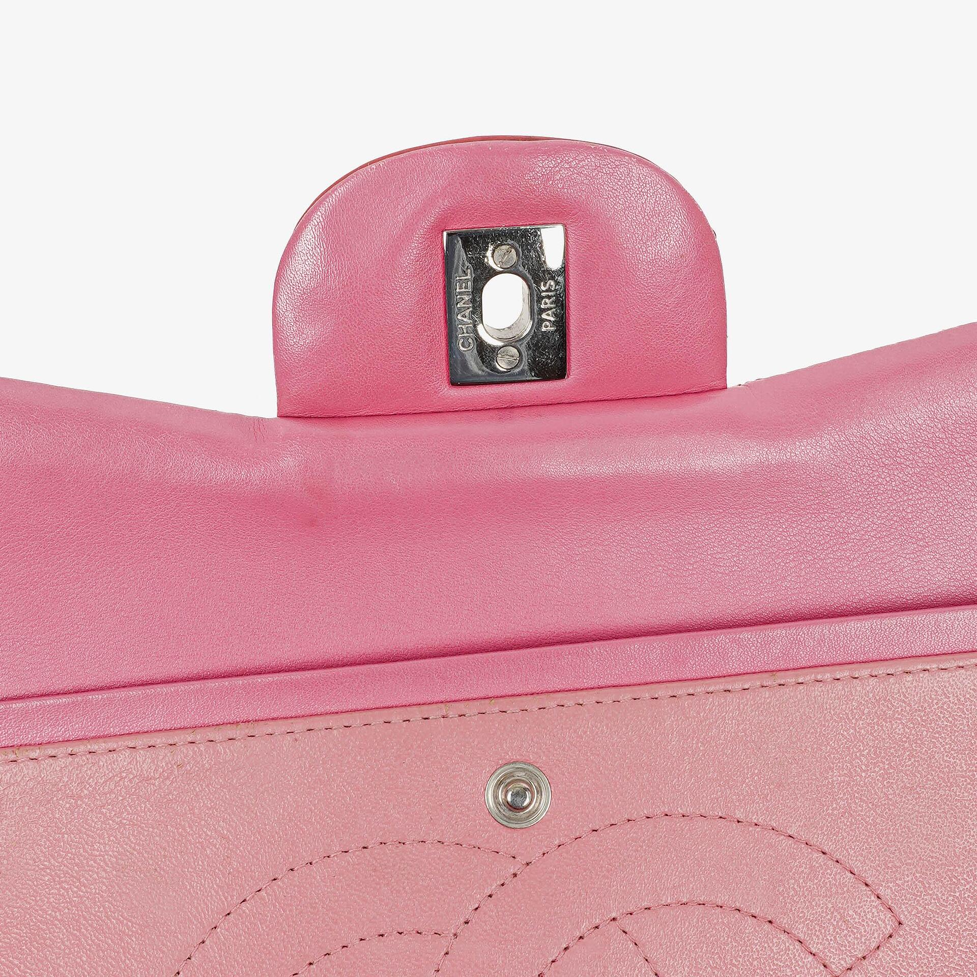 Chanel Jumbo Classic Double Flap Tasche aus gestepptem Lackleder mit silberfarbenen Beschlägen