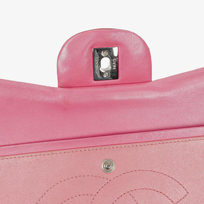 Chanel Jumbo Classic Double Flap Tasche aus gestepptem Lackleder mit silberfarbenen Beschlägen