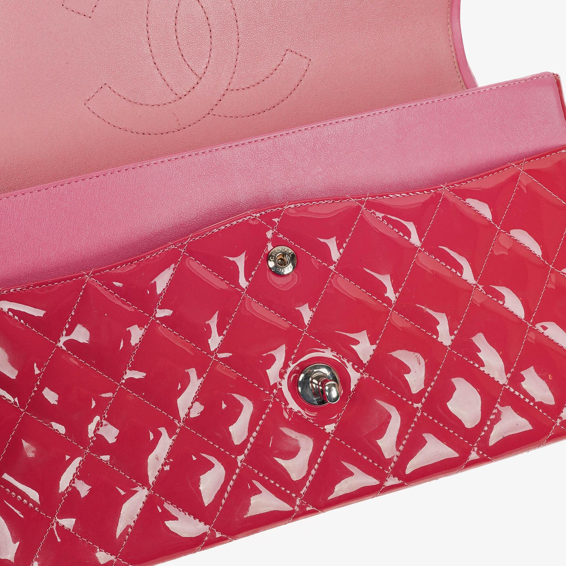 Chanel Jumbo Classic Double Flap Tasche aus gestepptem Lackleder mit silberfarbenen Beschlägen
