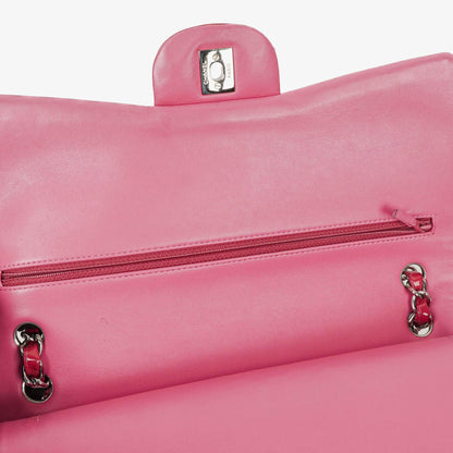 Chanel Jumbo Classic Double Flap Tasche aus gestepptem Lackleder mit silberfarbenen Beschlägen