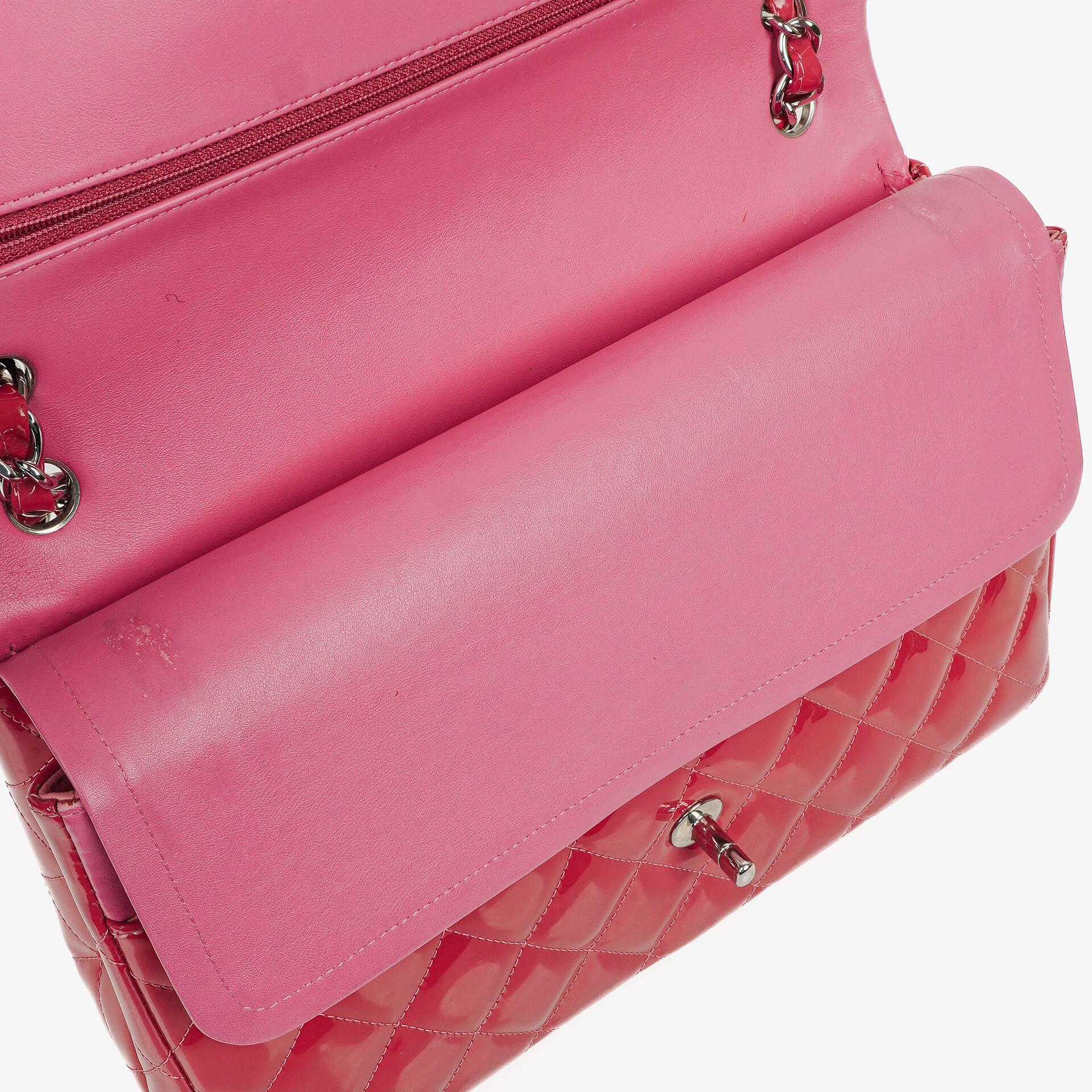 Chanel Jumbo Classic Double Flap Tasche aus gestepptem Lackleder mit silberfarbenen Beschlägen