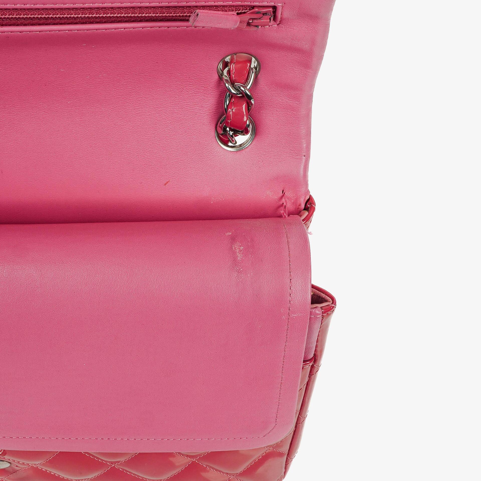 Chanel Jumbo Classic Double Flap Tasche aus gestepptem Lackleder mit silberfarbenen Beschlägen