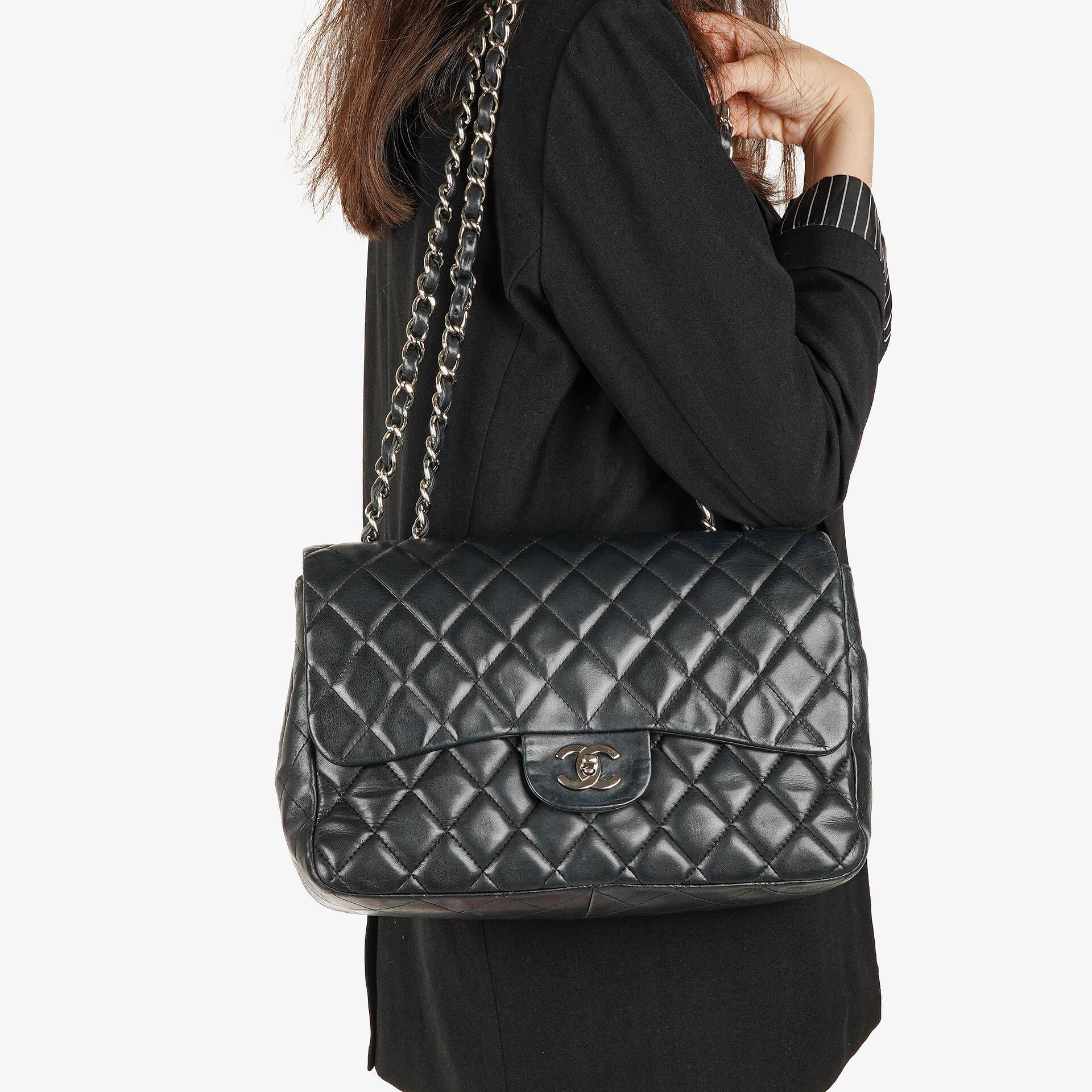 Chanel Jumbo Classic Single Flap Tasche aus schwarzem gestepptem Leder mit silberfarbener Hardware