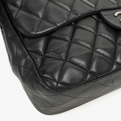 Chanel Jumbo Classic Single Flap Tasche aus schwarzem gestepptem Leder mit silberfarbener Hardware