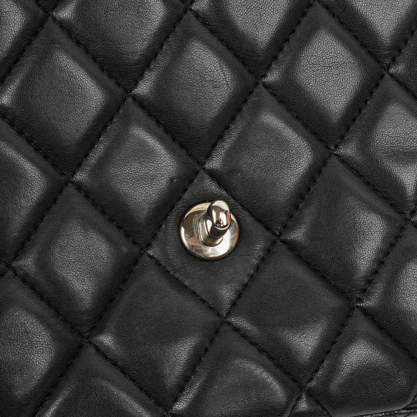 Chanel Jumbo Classic Single Flap Tasche aus schwarzem gestepptem Leder mit silberfarbener Hardware