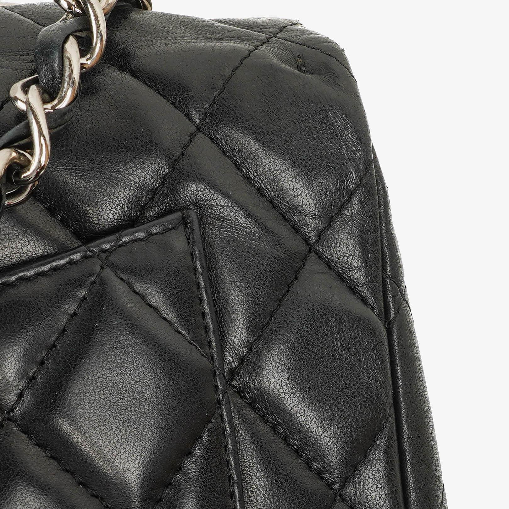 Chanel Jumbo Classic Single Flap Tasche aus schwarzem gestepptem Leder mit silberfarbener Hardware