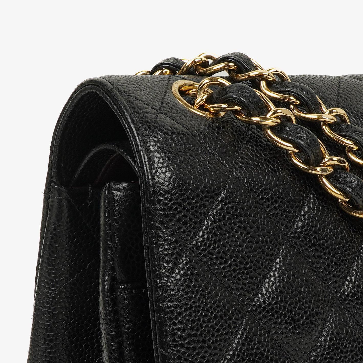 Chanel Jumbo Classic Double Flap Tasche aus schwarzem gestepptem Kaviarleder mit goldfarbenen Beschlägen