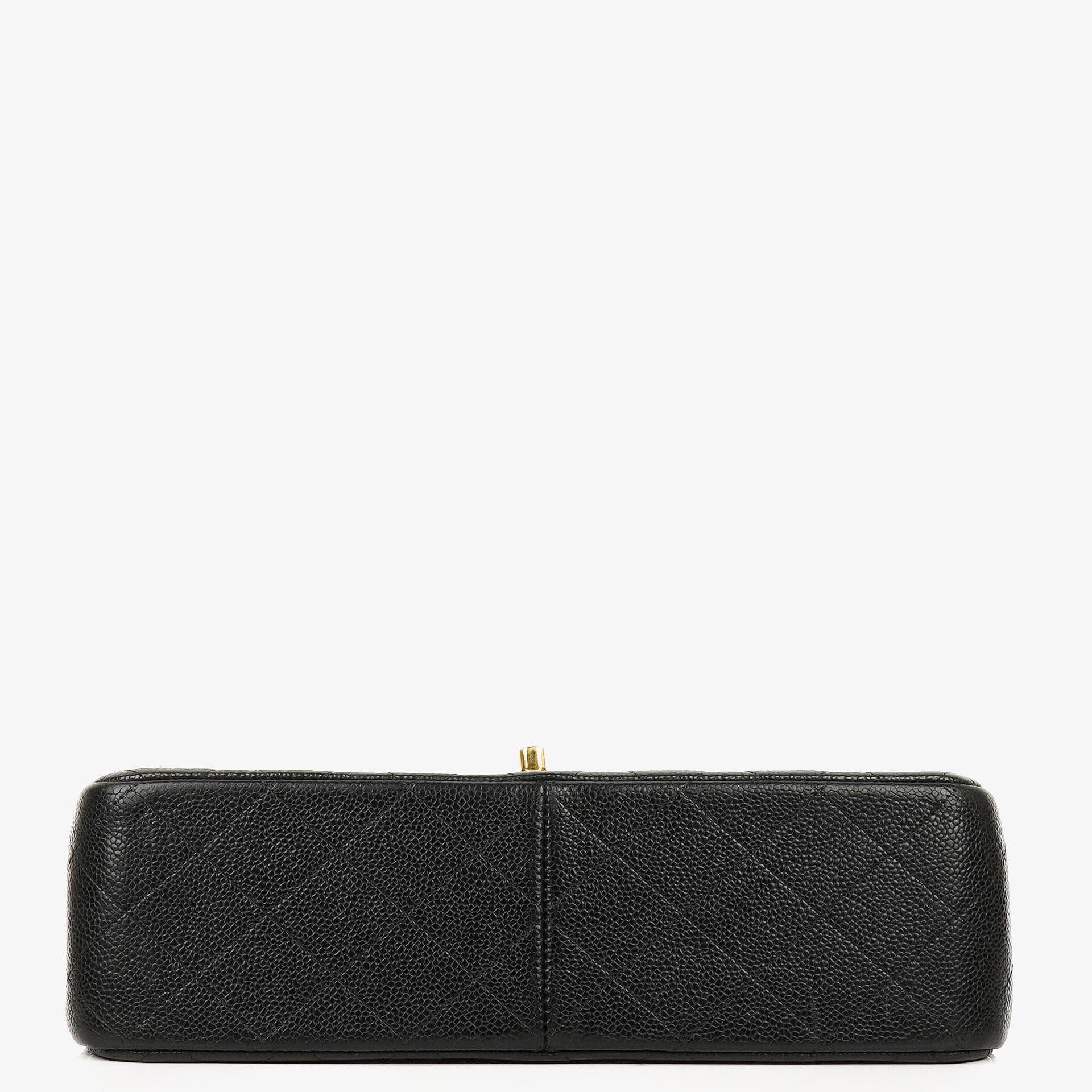 Chanel Jumbo Classic Double Flap Tasche aus schwarzem gestepptem Kaviarleder mit goldfarbenen Beschlägen