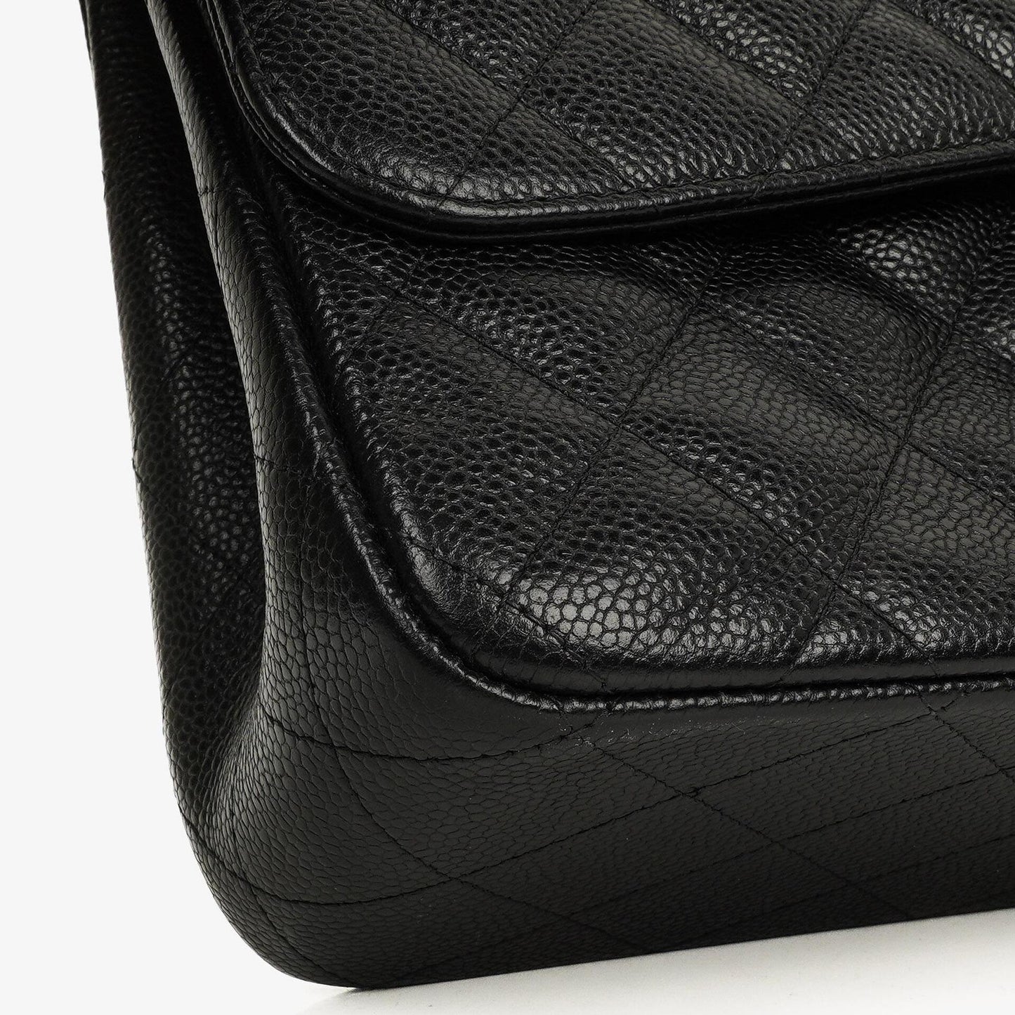 Chanel Jumbo Classic Double Flap Tasche aus schwarzem gestepptem Kaviarleder mit goldfarbenen Beschlägen