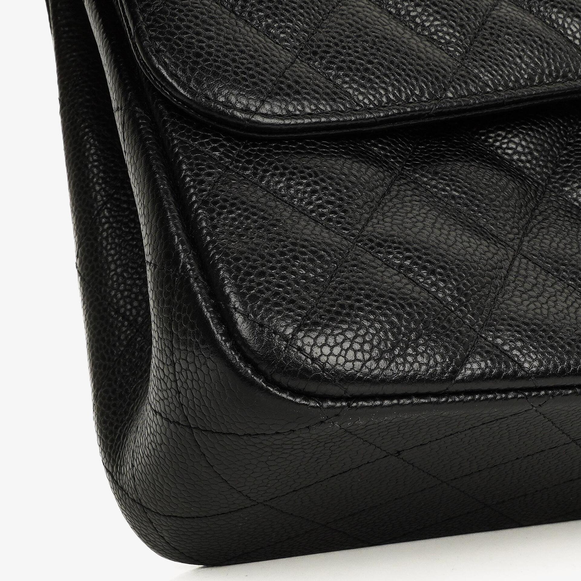Chanel Jumbo Classic Double Flap Tasche aus schwarzem gestepptem Kaviarleder mit goldfarbenen Beschlägen