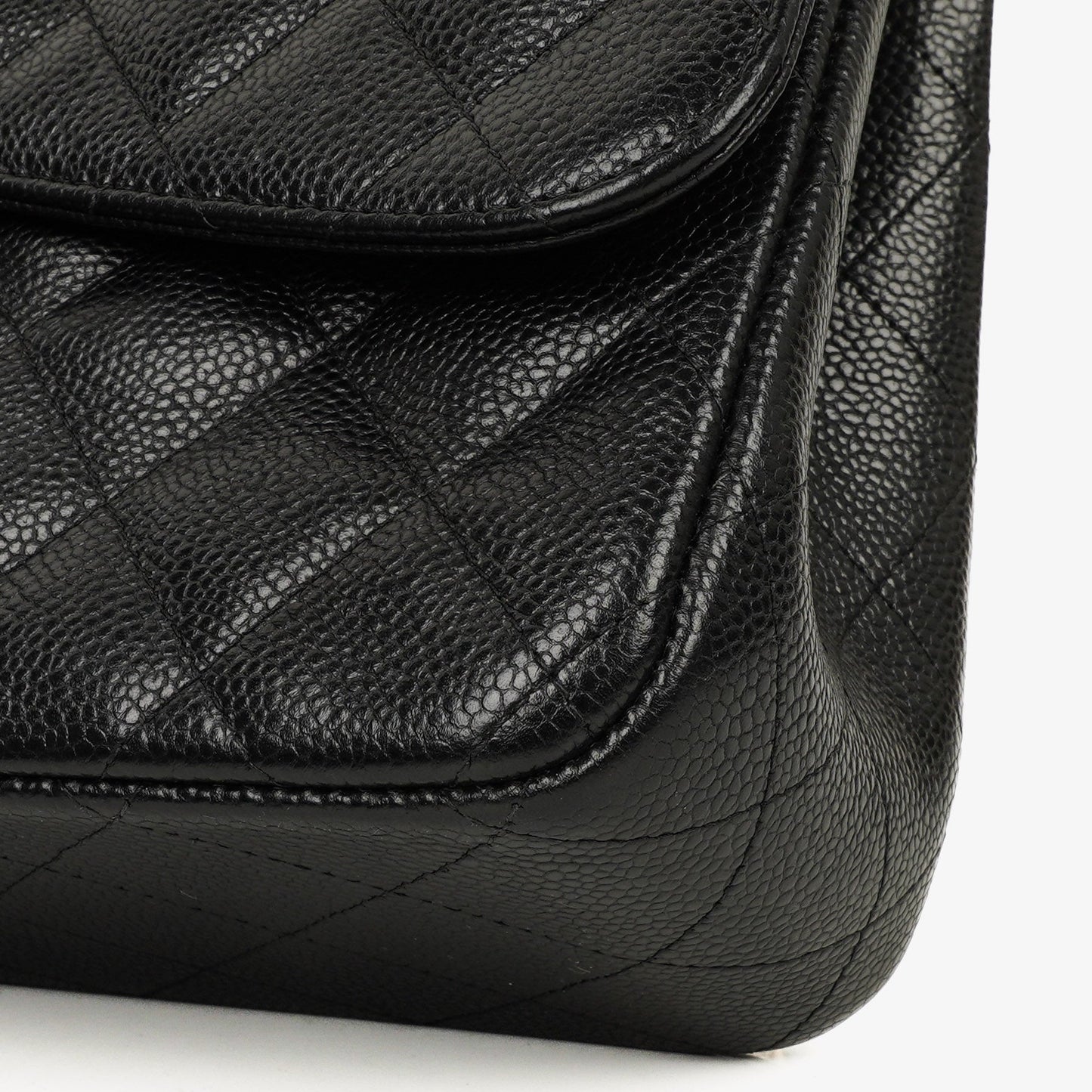 Chanel Jumbo Classic Double Flap Tasche aus schwarzem gestepptem Kaviarleder mit goldfarbenen Beschlägen