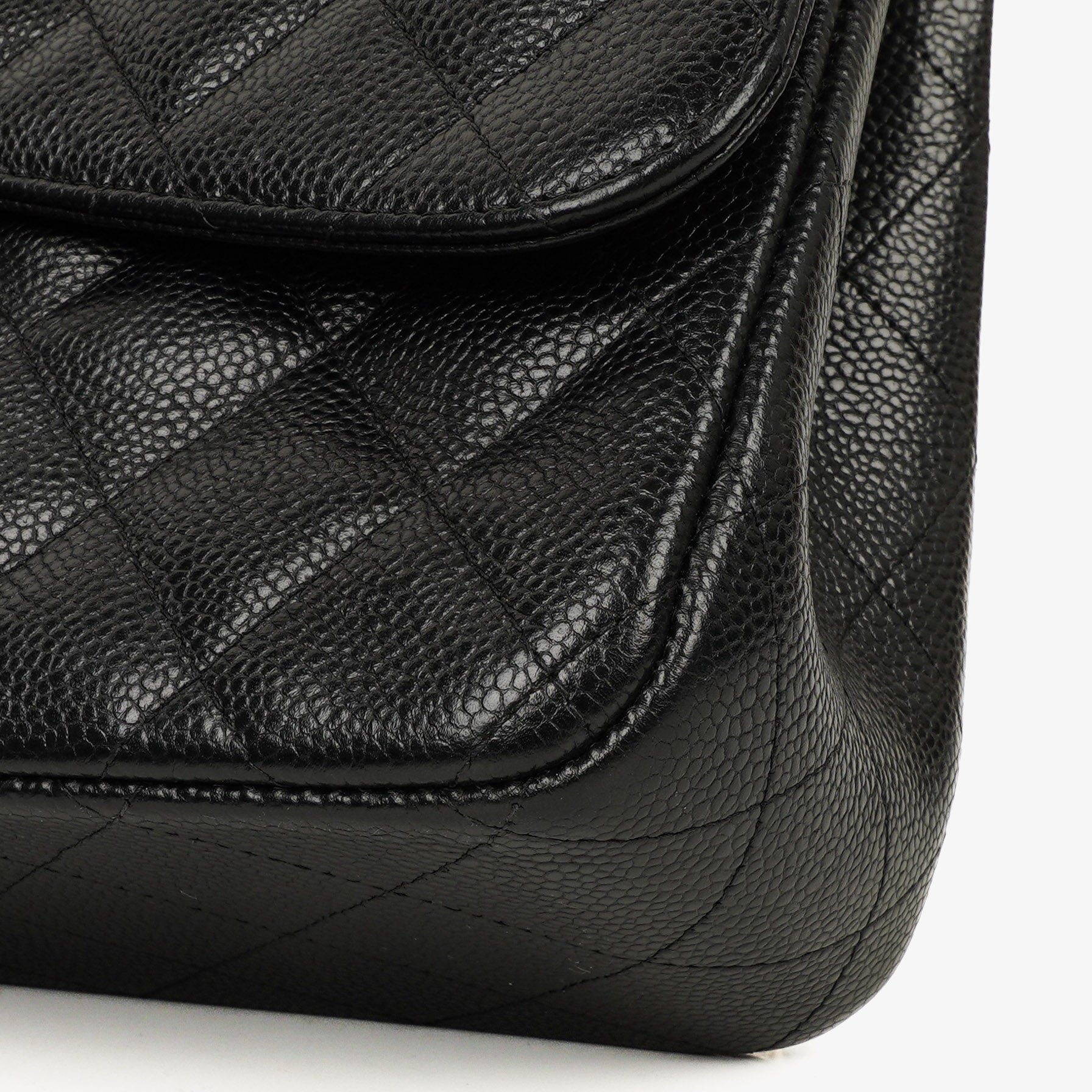 Chanel Jumbo Classic Double Flap Tasche aus schwarzem gestepptem Kaviarleder mit goldfarbenen Beschlägen