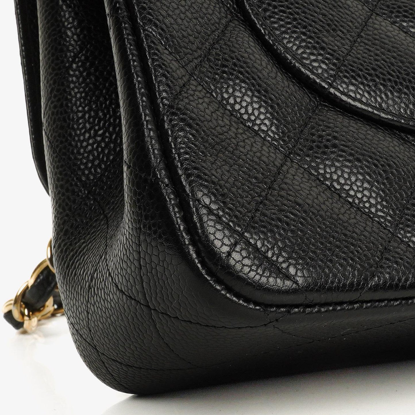 Chanel Jumbo Classic Double Flap Tasche aus schwarzem gestepptem Kaviarleder mit goldfarbenen Beschlägen