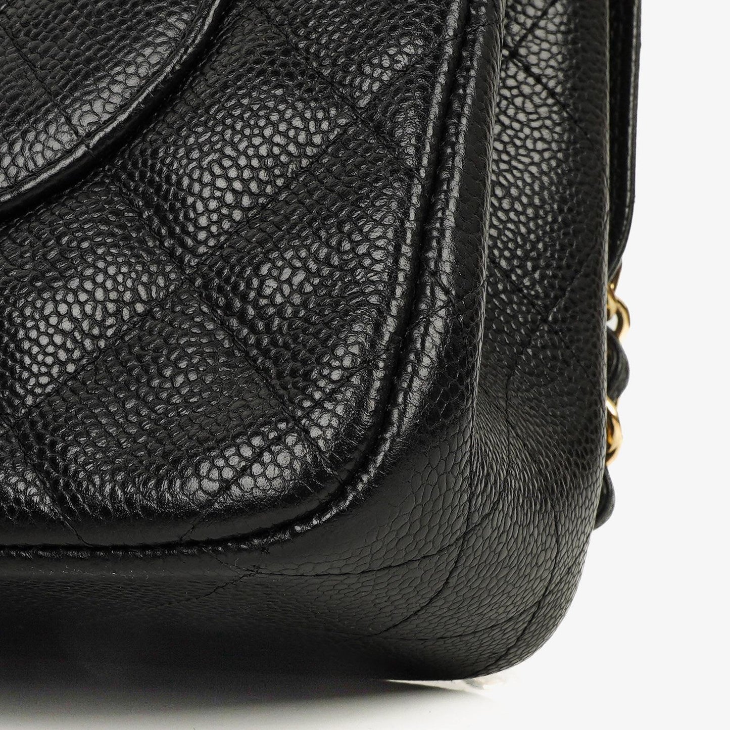 Chanel Jumbo Classic Double Flap Tasche aus schwarzem gestepptem Kaviarleder mit goldfarbenen Beschlägen