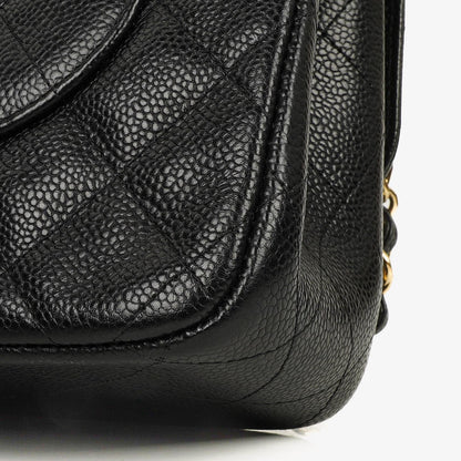Chanel Jumbo Classic Double Flap Tasche aus schwarzem gestepptem Kaviarleder mit goldfarbenen Beschlägen