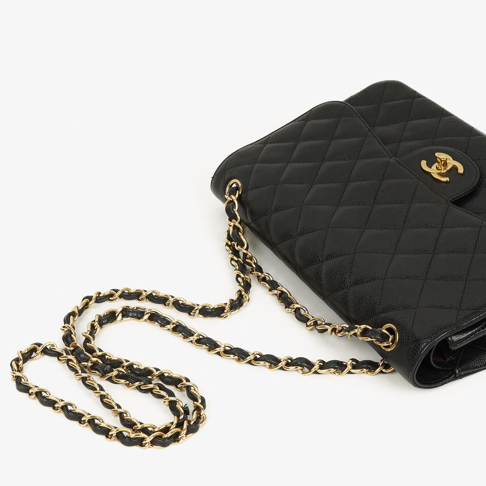 Chanel Jumbo Classic Double Flap Tasche aus schwarzem gestepptem Kaviarleder mit goldfarbenen Beschlägen