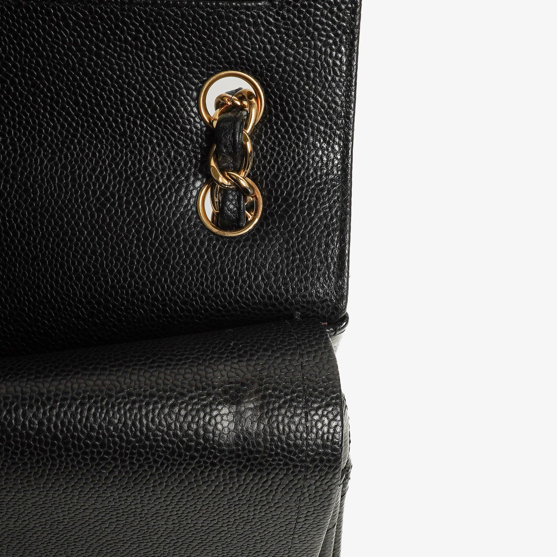 Chanel Jumbo Classic Double Flap Tasche aus schwarzem gestepptem Kaviarleder mit goldfarbenen Beschlägen
