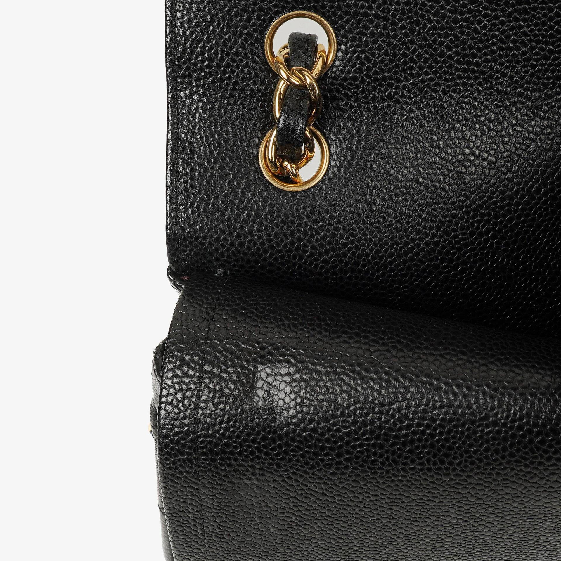 Chanel Jumbo Classic Double Flap Tasche aus schwarzem gestepptem Kaviarleder mit goldfarbenen Beschlägen
