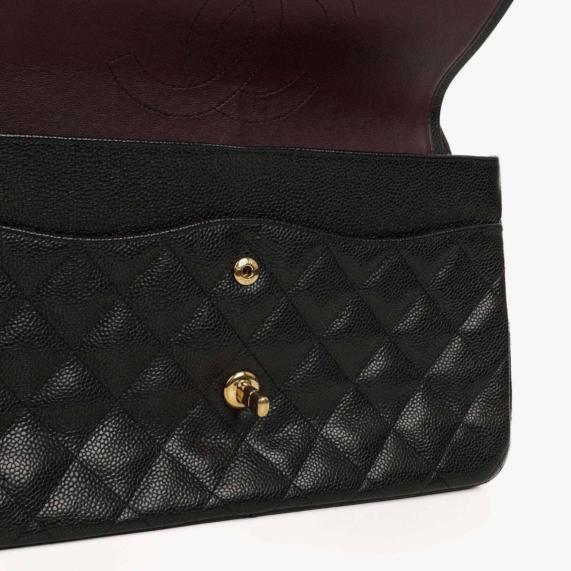 Chanel Jumbo Classic Double Flap Tasche aus schwarzem gestepptem Kaviarleder mit goldfarbenen Beschlägen