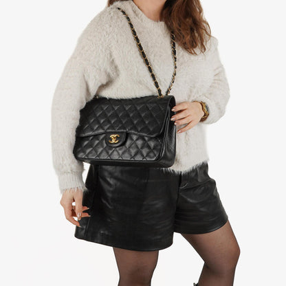 Chanel Jumbo Classic Double Flap Tasche aus schwarzem gestepptem Kaviarleder mit goldfarbenen Beschlägen