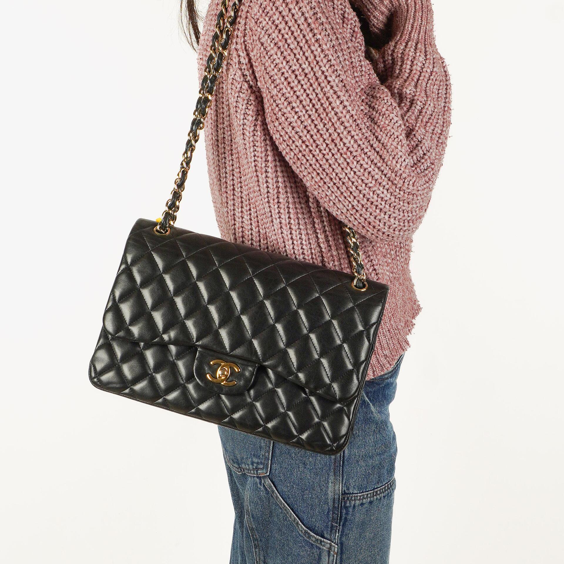 Chanel Jumbo Classic Double Flap Tasche aus schwarzem gestepptem Lammleder mit goldfarbener Hardware