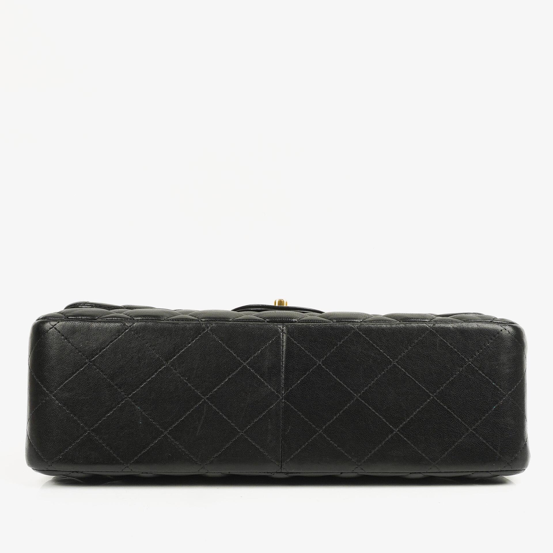 Chanel Jumbo Classic Double Flap Tasche aus schwarzem gestepptem Lammleder mit goldfarbener Hardware