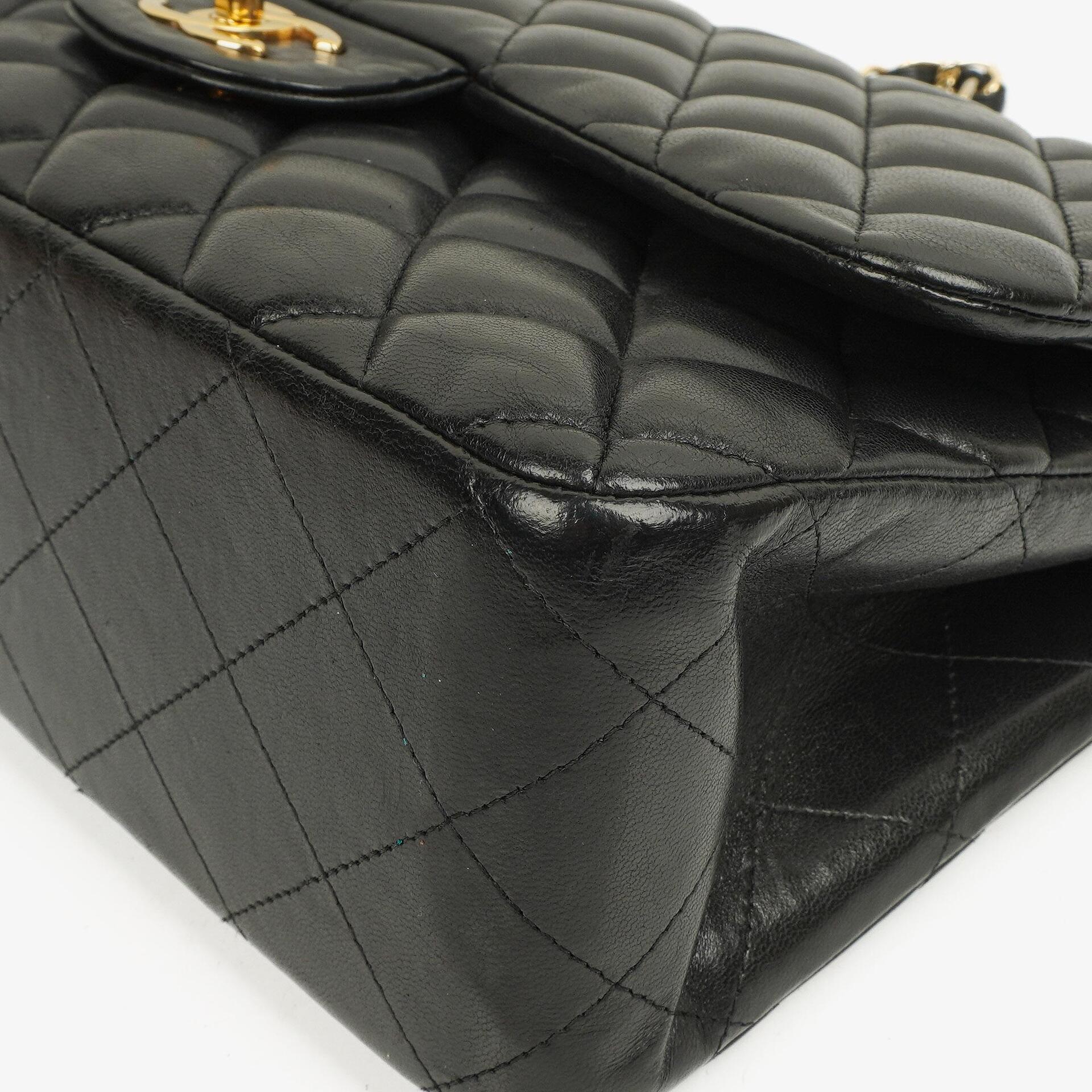 Chanel Jumbo Classic Double Flap Tasche aus schwarzem gestepptem Lammleder mit goldfarbener Hardware