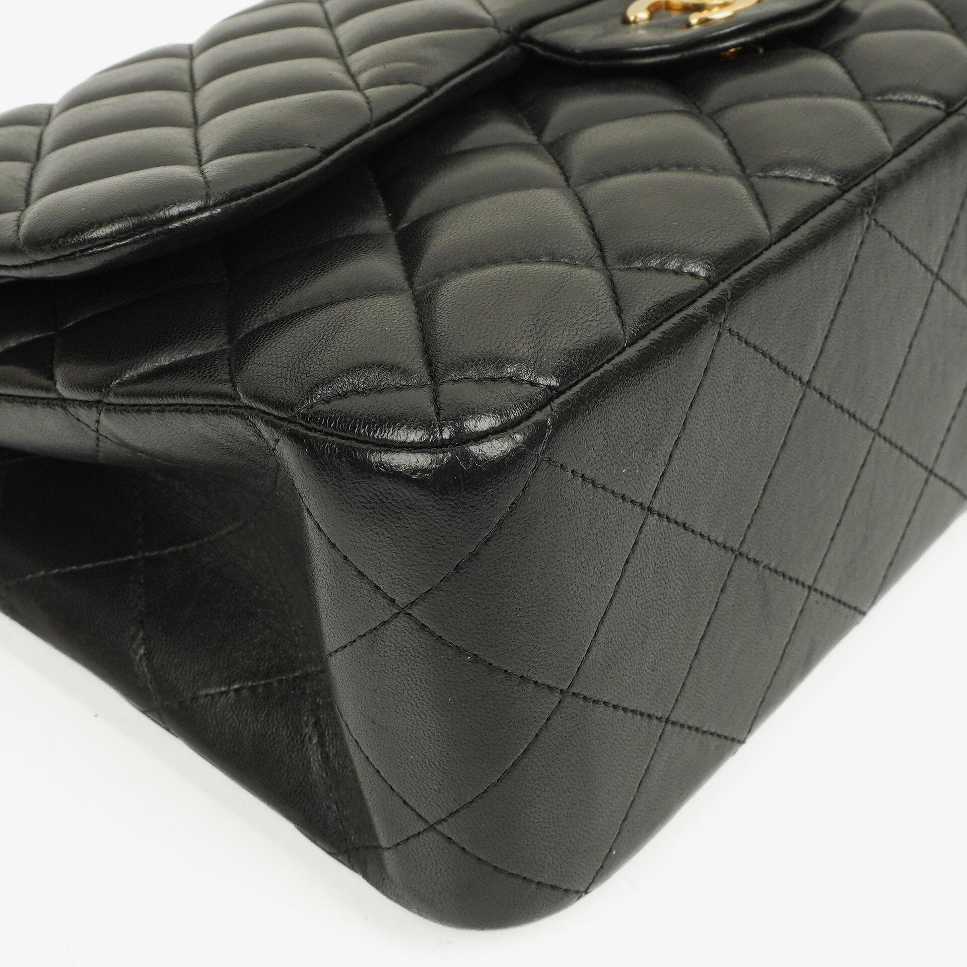 Chanel Jumbo Classic Double Flap Tasche aus schwarzem gestepptem Lammleder mit goldfarbener Hardware