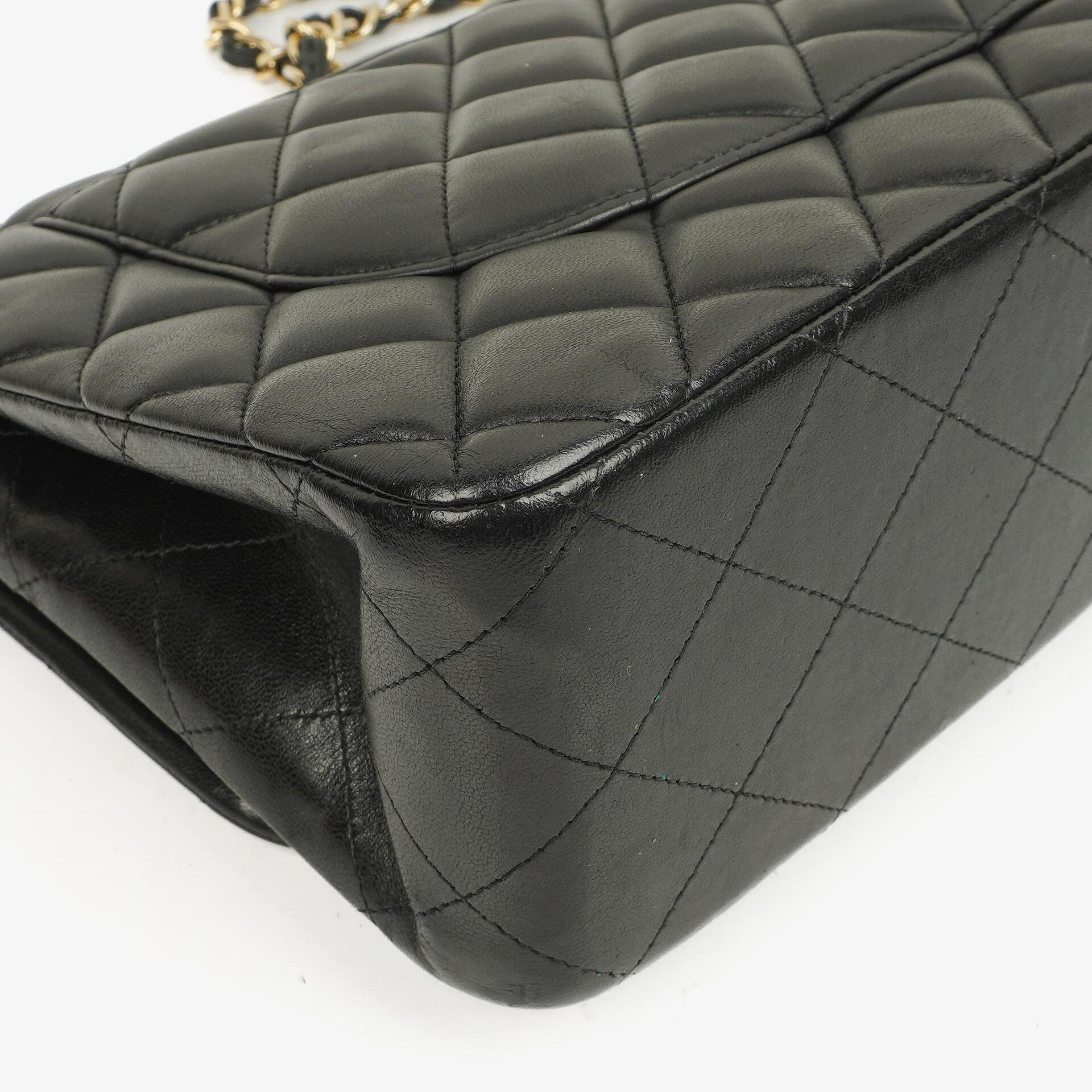 Chanel Jumbo Classic Double Flap Tasche aus schwarzem gestepptem Lammleder mit goldfarbener Hardware