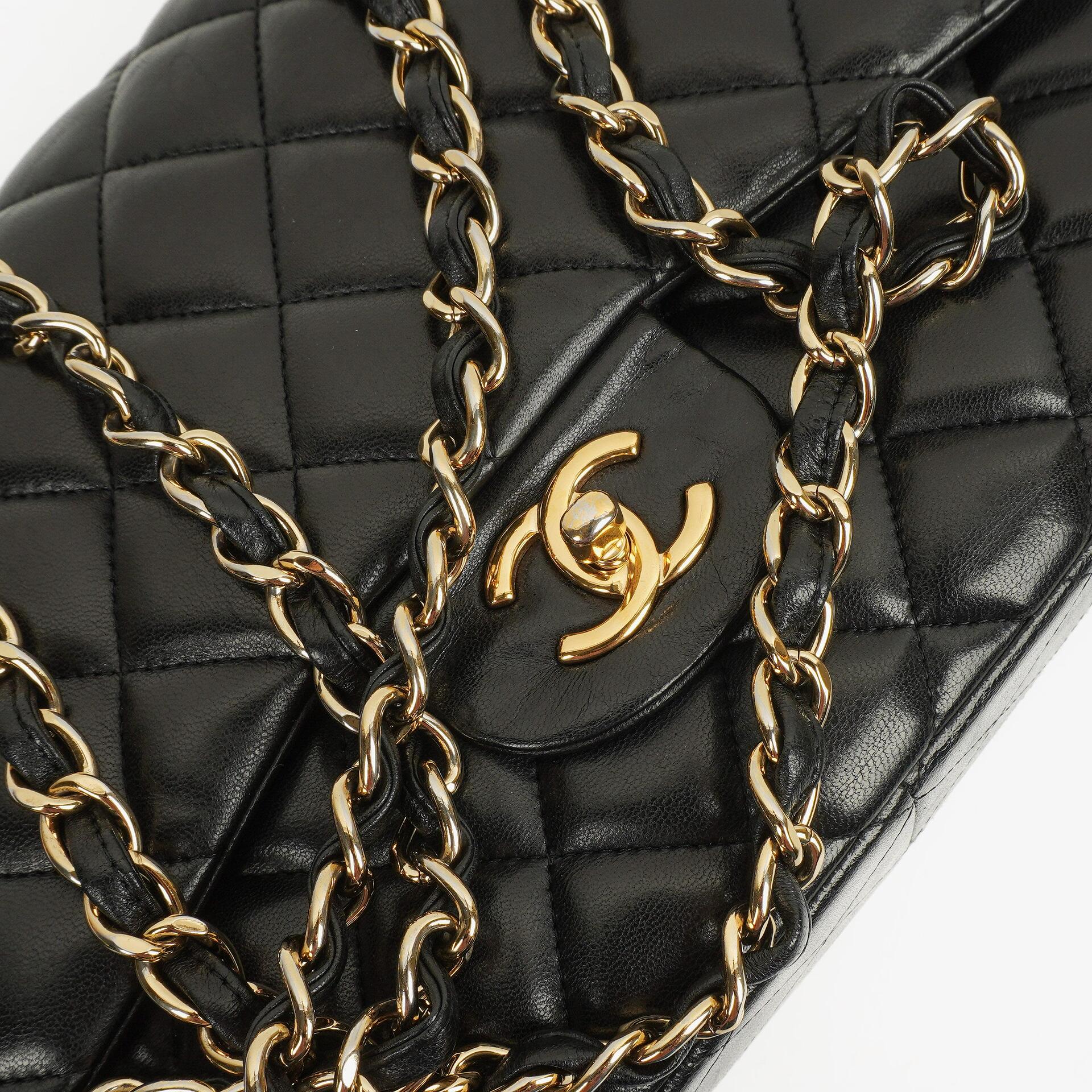 Chanel Jumbo Classic Double Flap Tasche aus schwarzem gestepptem Lammleder mit goldfarbener Hardware