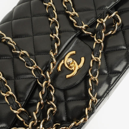 Chanel Jumbo Classic Double Flap Tasche aus schwarzem gestepptem Lammleder mit goldfarbener Hardware