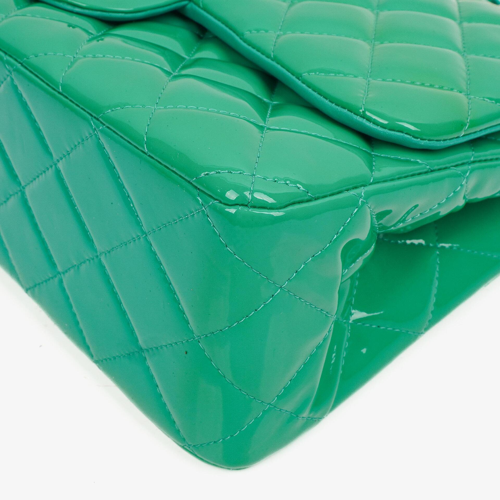 Chanel Jumbo Classic Double Flap Tasche aus türkisfarbenem gestepptem Patentleder mit silberfarbener Hardware