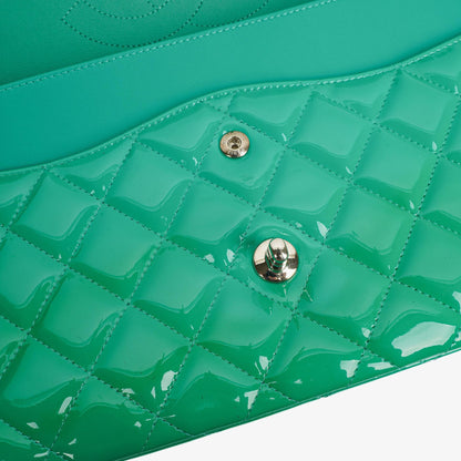 Chanel Jumbo Classic Double Flap Tasche aus türkisfarbenem gestepptem Patentleder mit silberfarbener Hardware