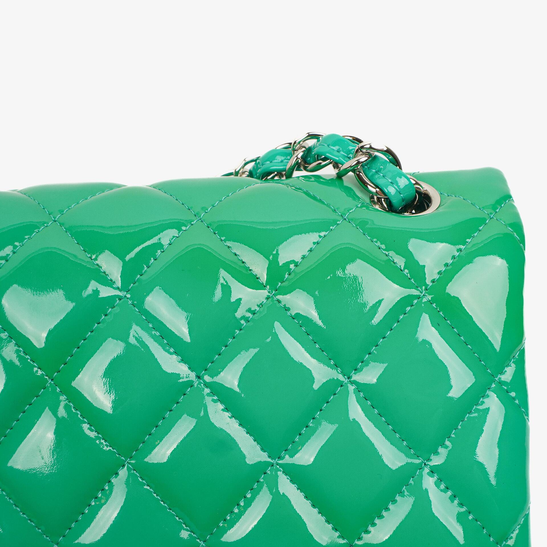 Chanel Jumbo Classic Double Flap Tasche aus türkisfarbenem gestepptem Patentleder mit silberfarbener Hardware