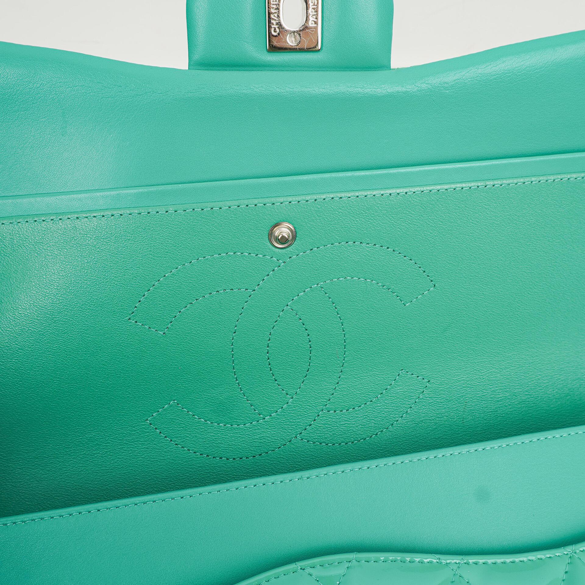 Chanel Jumbo Classic Double Flap Tasche aus türkisfarbenem gestepptem Patentleder mit silberfarbener Hardware