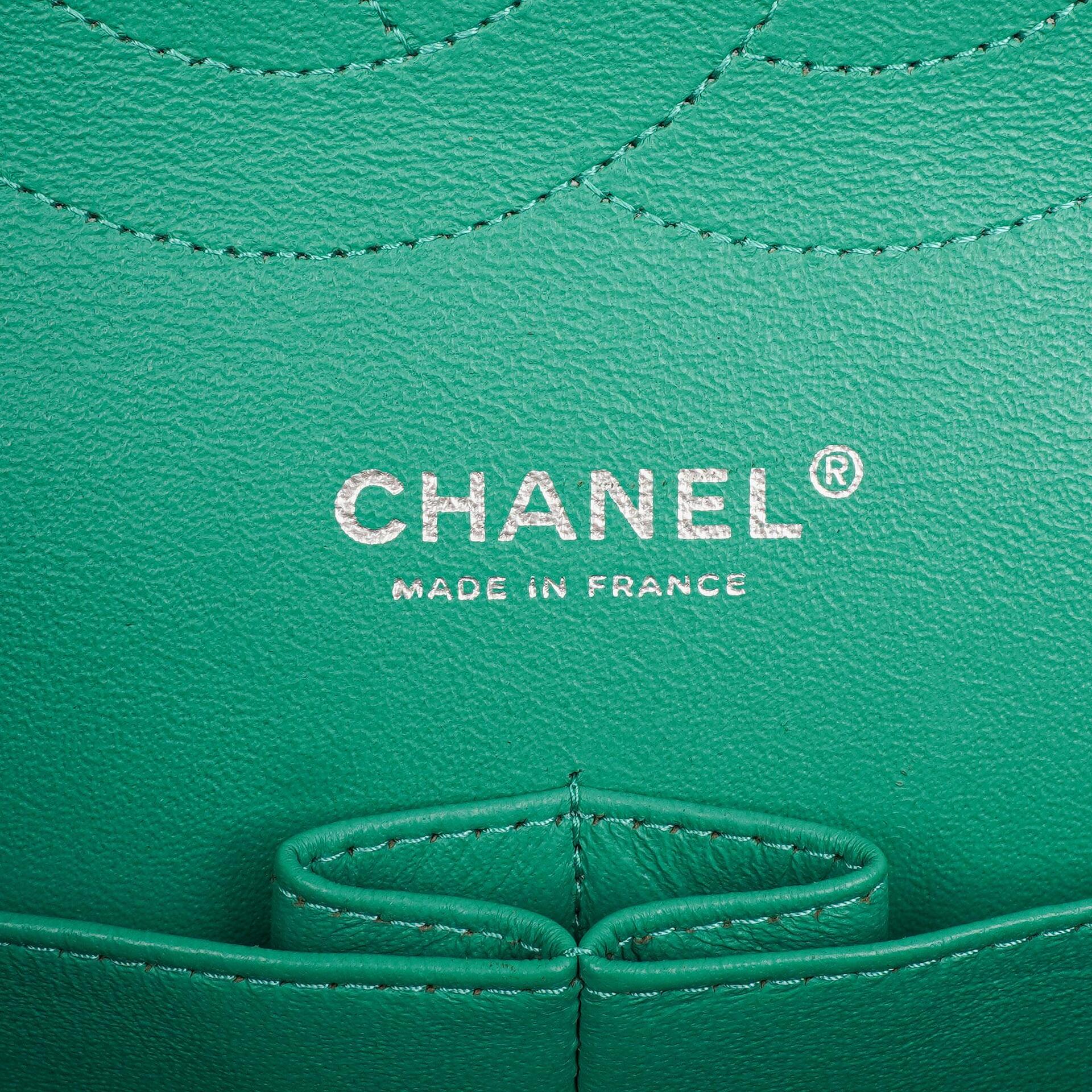 Chanel Jumbo Classic Double Flap Tasche aus türkisfarbenem gestepptem Patentleder mit silberfarbener Hardware