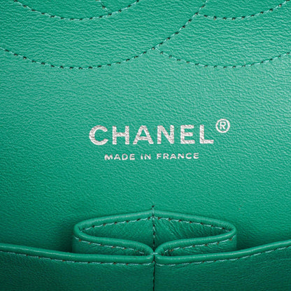 Chanel Jumbo Classic Double Flap Tasche aus türkisfarbenem gestepptem Patentleder mit silberfarbener Hardware