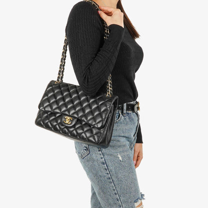 Chanel Jumbo Classic Single Flap Tasche aus schwarzem gestepptem Lammleder mit goldfarbenen Beschlägen