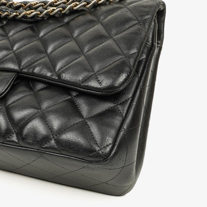 Chanel Jumbo Classic Single Flap Tasche aus schwarzem gestepptem Lammleder mit goldfarbenen Beschlägen
