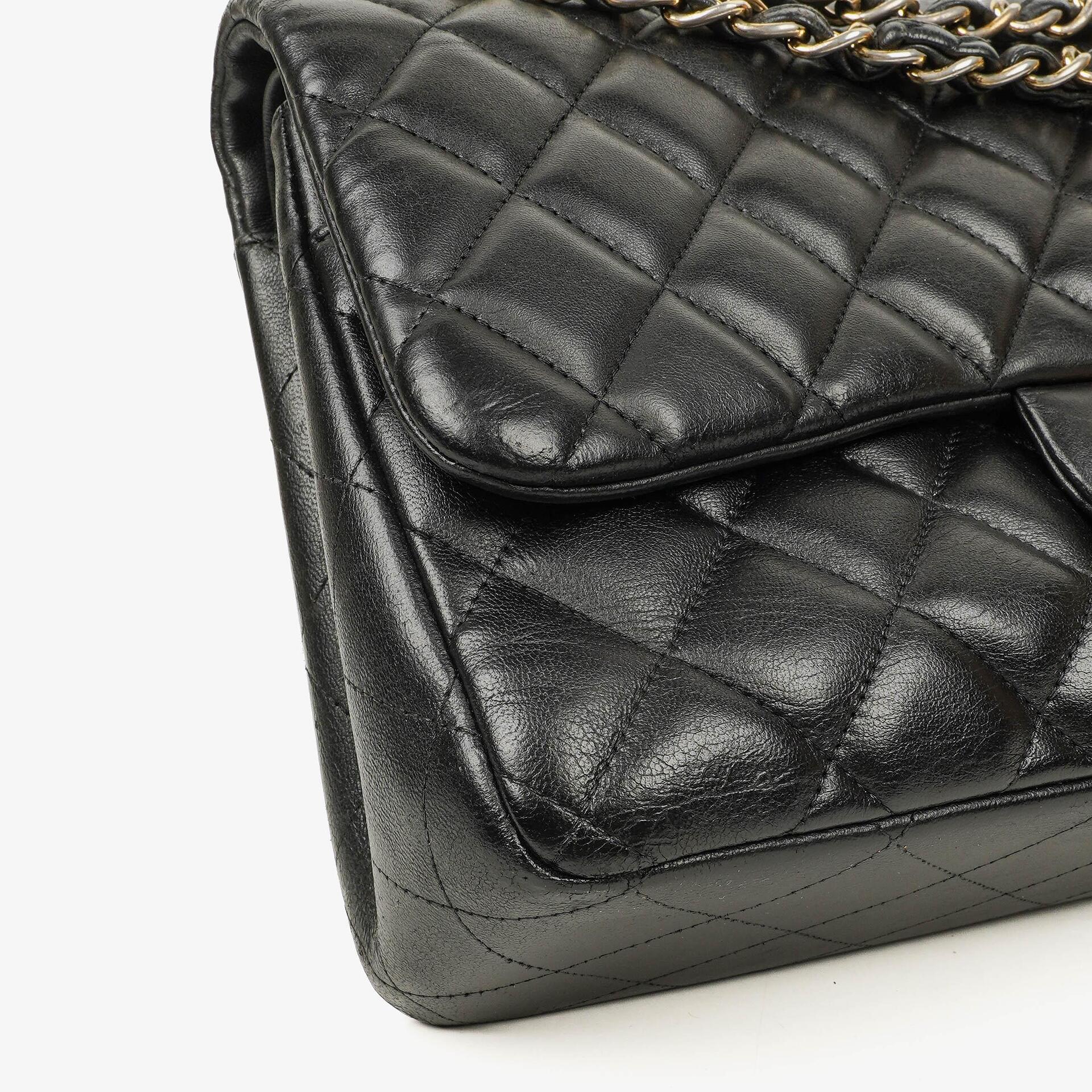 Chanel Jumbo Classic Single Flap Tasche aus schwarzem gestepptem Lammleder mit goldfarbenen Beschlägen