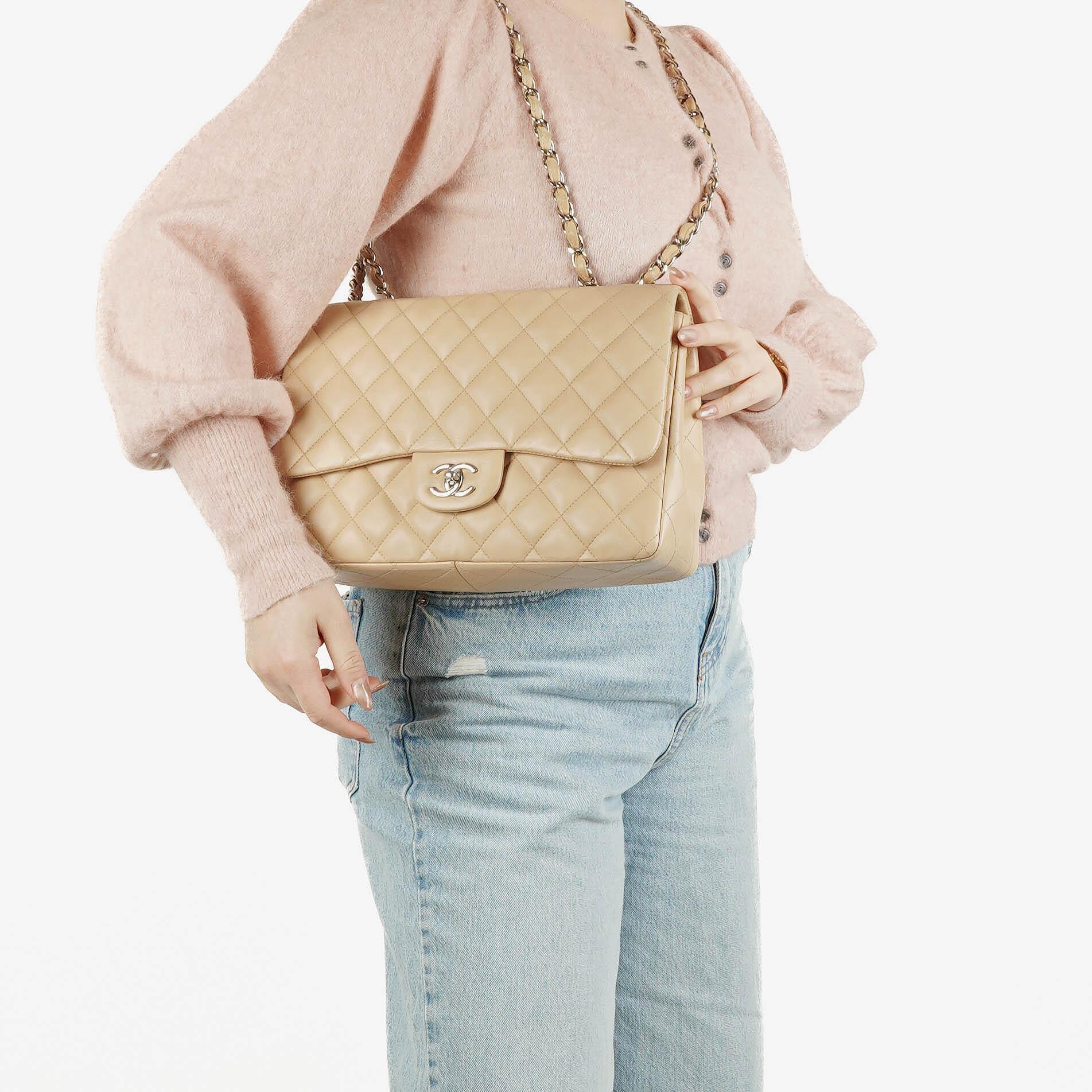 Chanel Jumbo Classic Single Flap Tasche aus gestepptem Lammleder mit silberfarbener Hardware