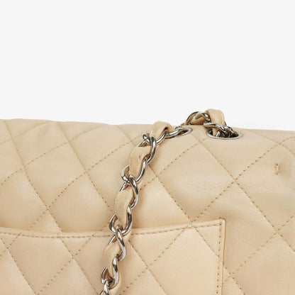 Chanel Jumbo Classic Single Flap Tasche aus gestepptem Lammleder mit silberfarbener Hardware