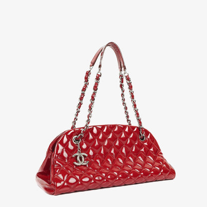 Chanel Just Mademoiselle Bowling Tasche aus rotem gestepptem Lackleder