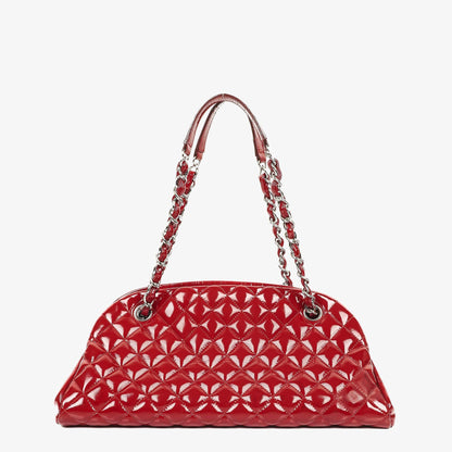Chanel Just Mademoiselle Bowling Tasche aus rotem gestepptem Lackleder