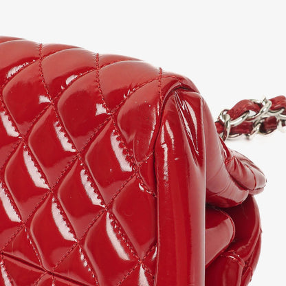 Chanel Just Mademoiselle Bowling Tasche aus rotem gestepptem Lackleder