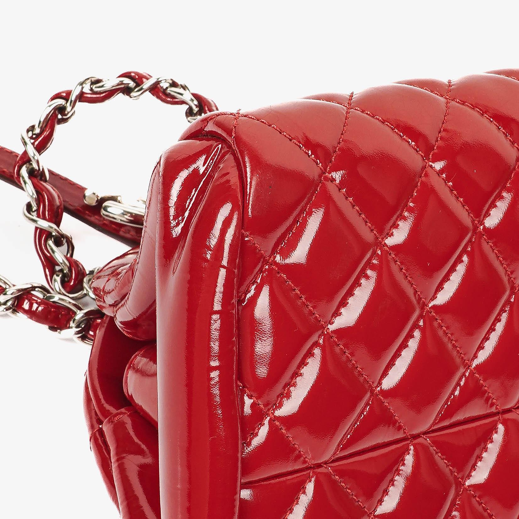 Chanel Just Mademoiselle Bowling Tasche aus rotem gestepptem Lackleder