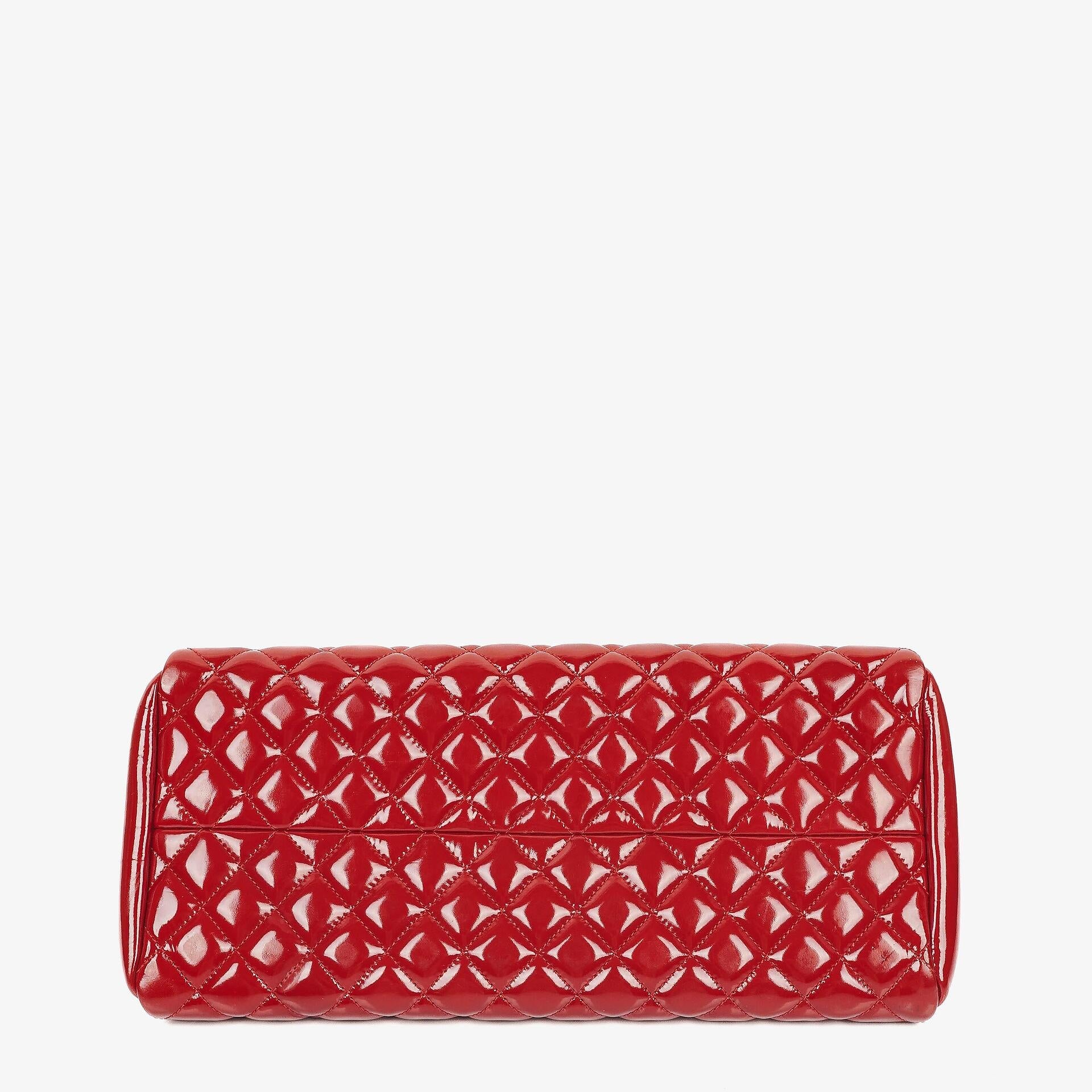 Chanel Just Mademoiselle Bowling Tasche aus rotem gestepptem Lackleder