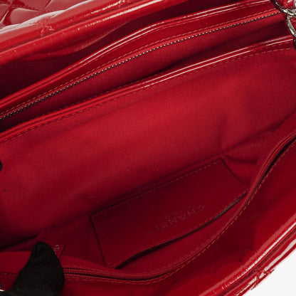 Chanel Just Mademoiselle Bowling Tasche aus rotem gestepptem Lackleder